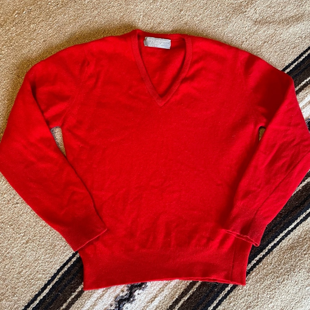100% Lambs Wool made in Scotland red vneck knitted wool sweater